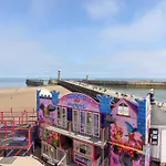 Beachfront بيت للعطل ويتبي