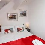 بيت للعطل Beachfront ويتبي